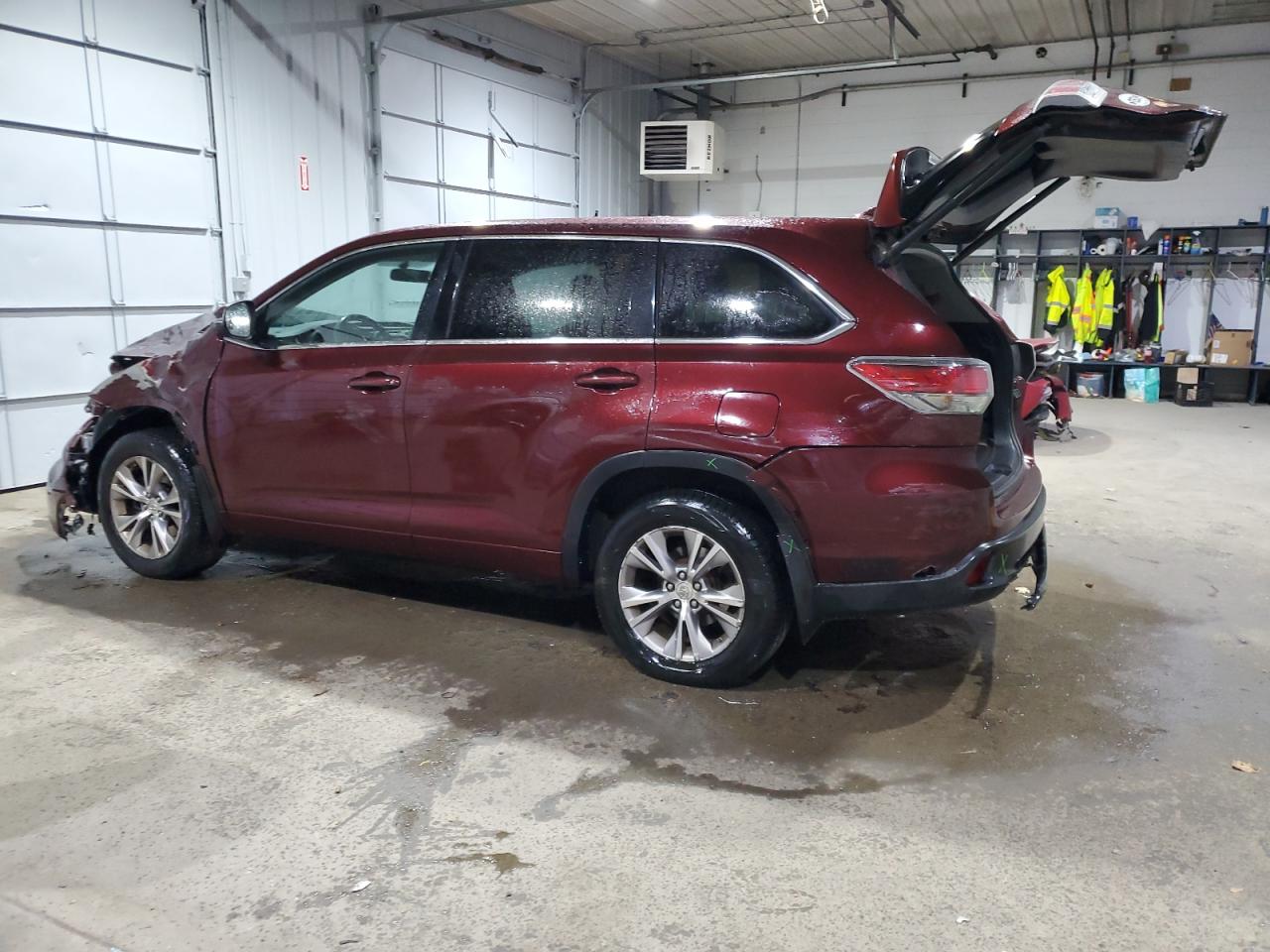 2015 Toyota Highlander VIN 5TDBKRFH7FS109095 Copart auction photo, front end / minor dent/scratches damage thumbnail 2