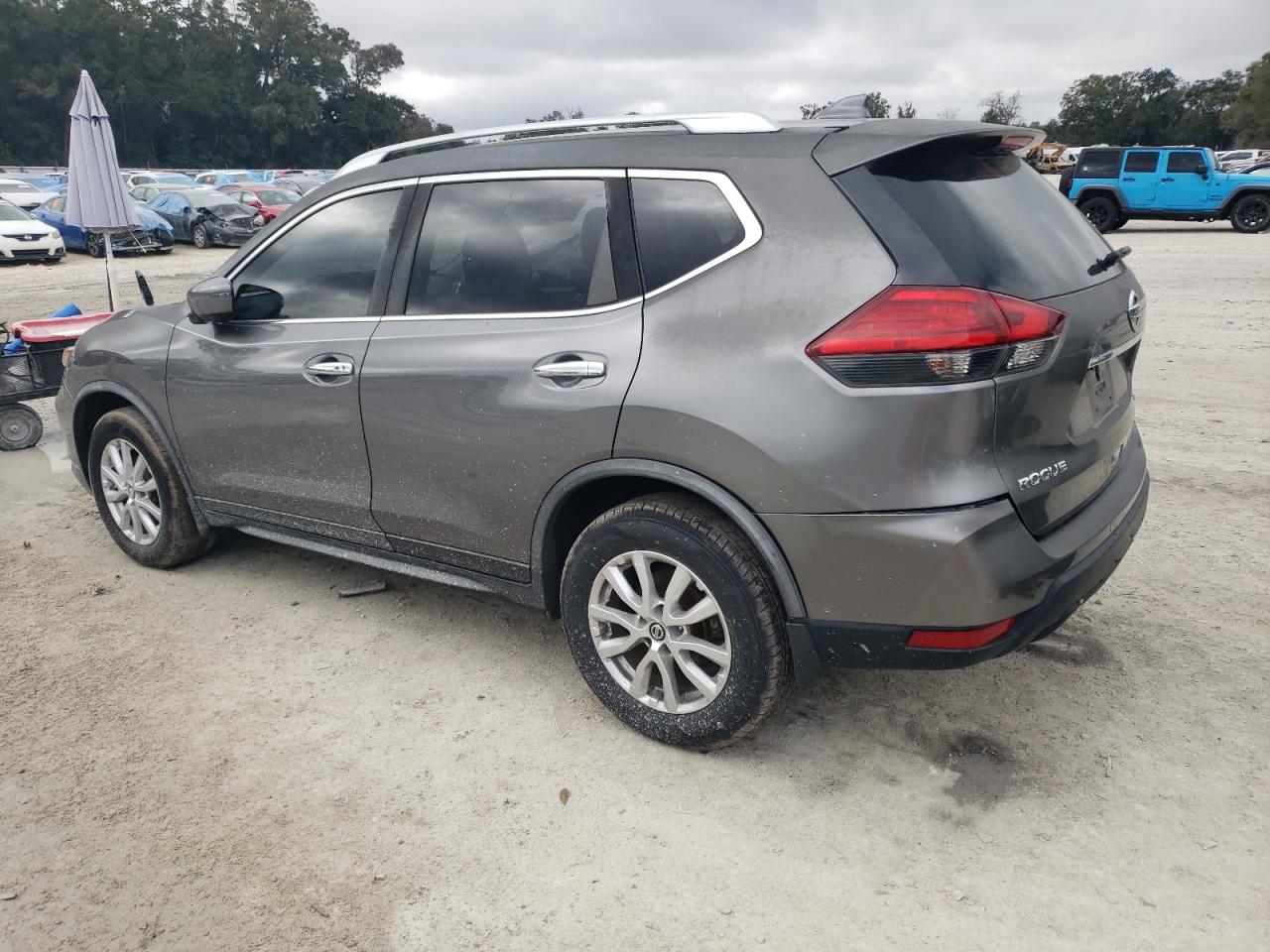2017 Nissan Rogue VIN JN8AT2MV2HW277923 Copart auction photo, side / front end damage thumbnail 2