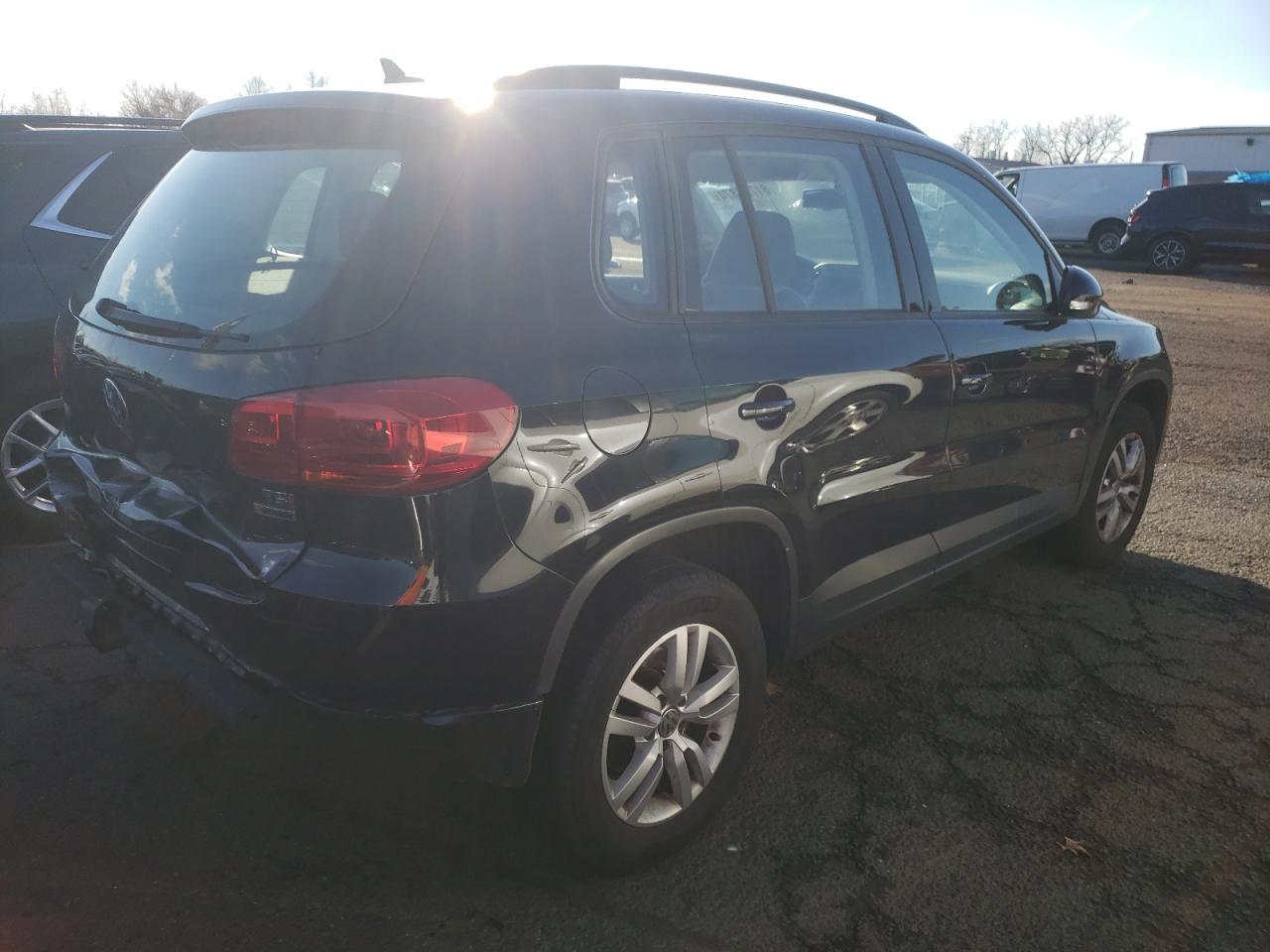 2017 Volkswagen Tiguan VIN WVGBV7AX9HK004896 Copart auction photo, rear end / minor dent/scratches damage thumbnail 3