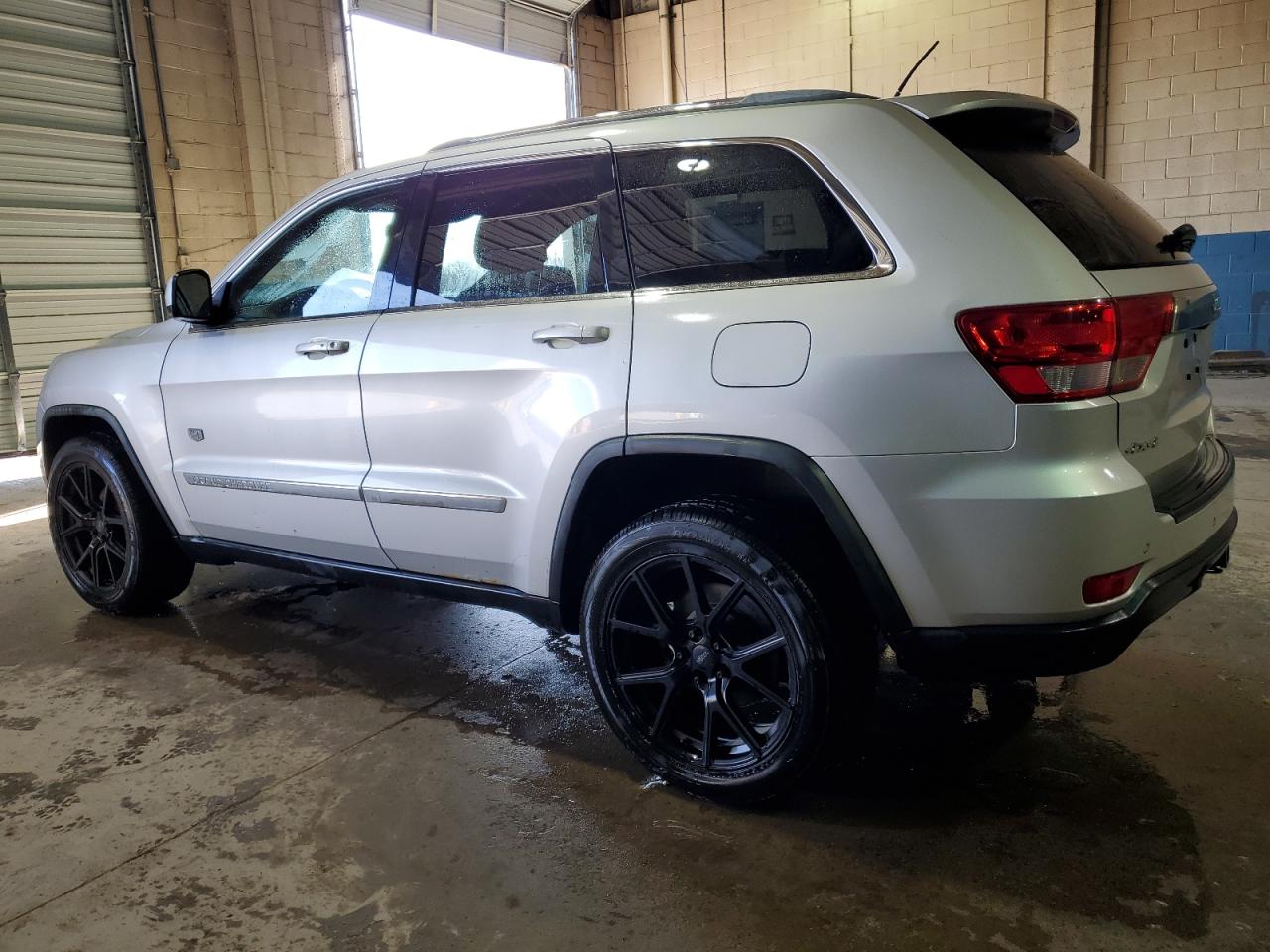 2011 Jeep Grand Cherokee VIN 1J4RR4GG9BC666762 Copart auction photo, minor dent/scratches damage thumbnail 2