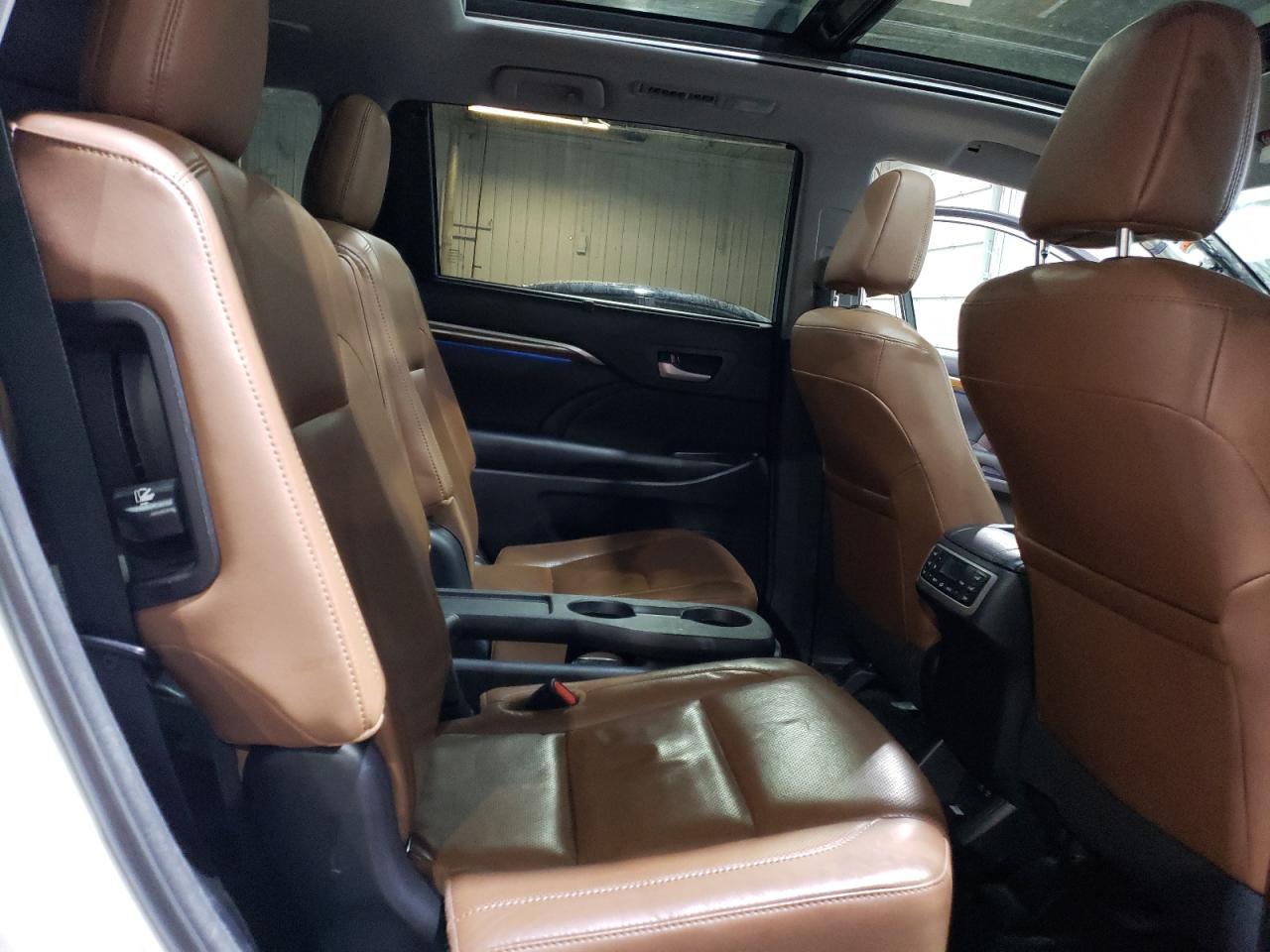 2018 Toyota Highlander VIN 5TDDZRFH1JS884019 Copart auction photo, undercarriage / minor dent/scratches damage thumbnail 11