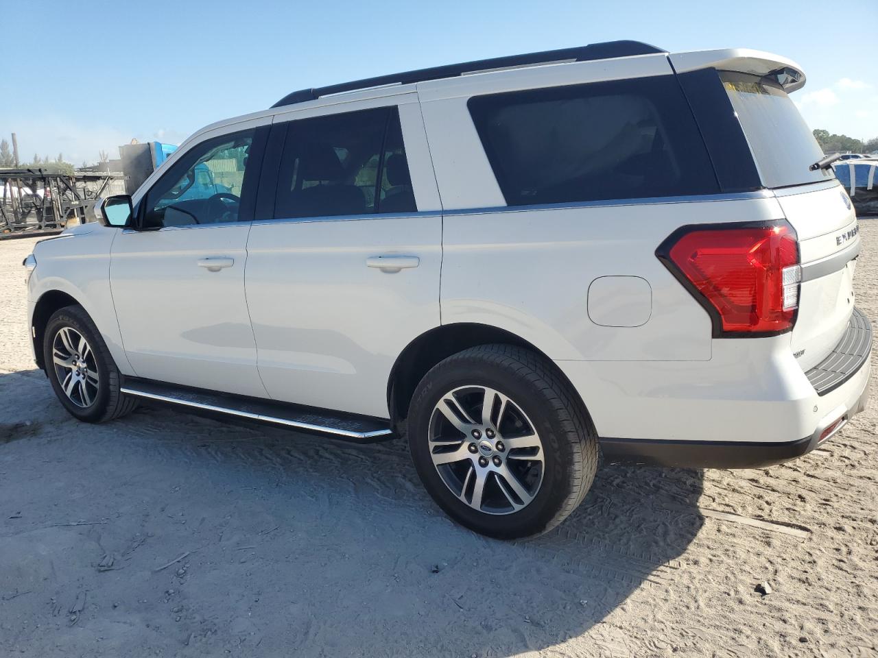 2023 Ford Expedition VIN 1FMJU1H81PEA51931 Copart auction photo, front end damage thumbnail 2