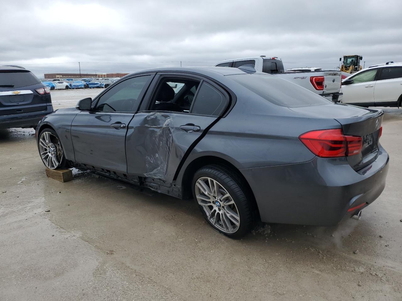 2017 BMW 3er VIN WBA8B7G3XHNU38218 Copart auction photo, all over / minor dent/scratches damage thumbnail 2