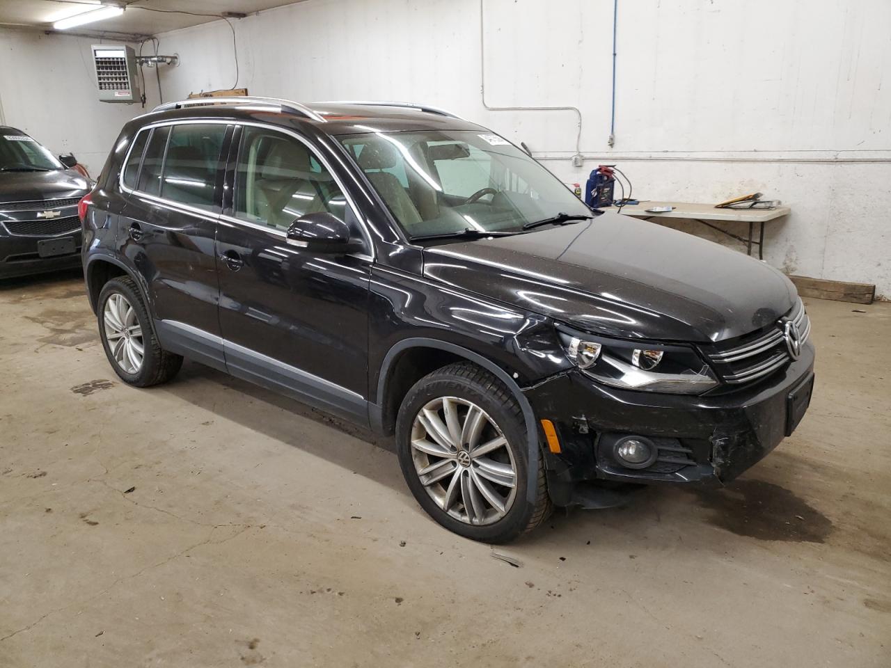 2015 Volkswagen Tiguan VIN WVGBV7AX2FW560215 Copart auction photo, front end / side damage thumbnail 4