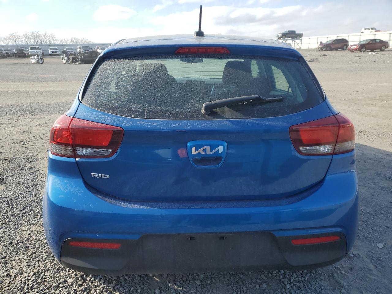2022 KIA Rio VIN 3KPA25AD1NE437713 Copart auction photo, side damage thumbnail 6