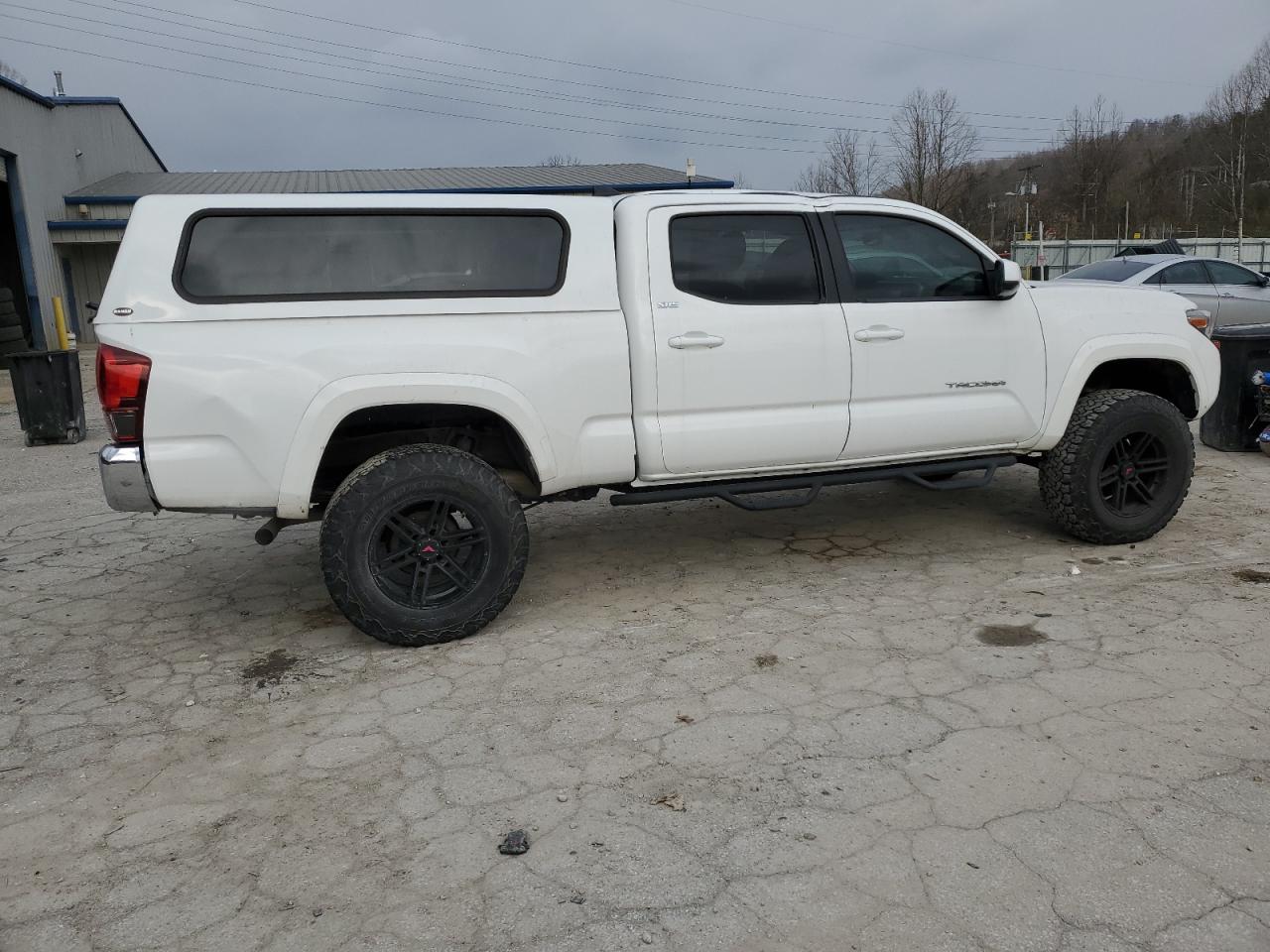 2018 Toyota Tacoma VIN 3TMDZ5BN3JM040892 Copart auction photo, top/roof / rear end damage thumbnail 3