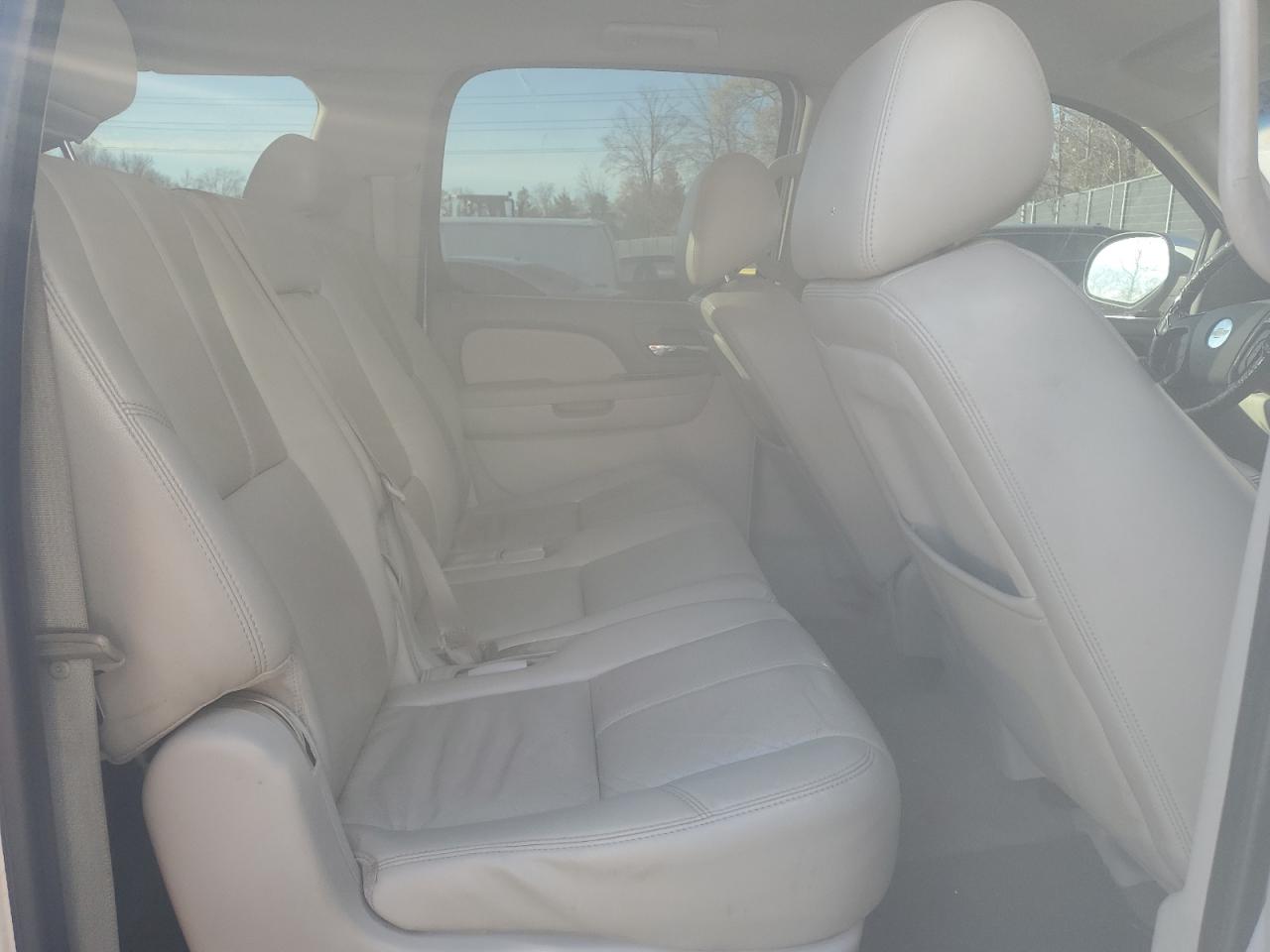 2010 Chevrolet Suburban VIN 1GNUKJE33AR257338 Copart auction photo, vandalism / minor dent/scratches damage thumbnail 11