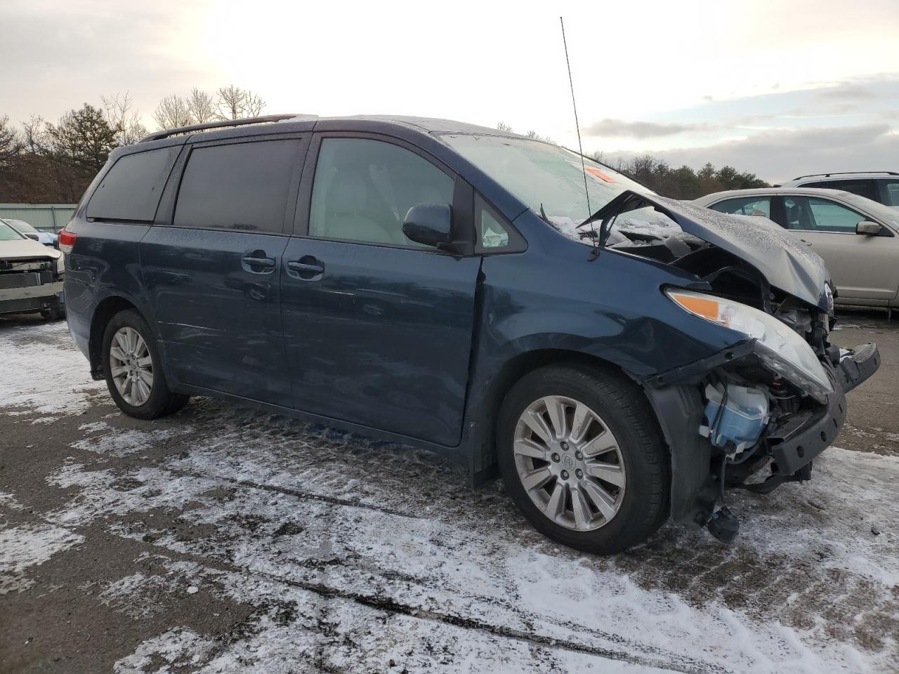 2011 Toyota Sienna VIN 5TDDK3DC2BS023443 Copart auction photo, front end / minor dent/scratches damage thumbnail 4
