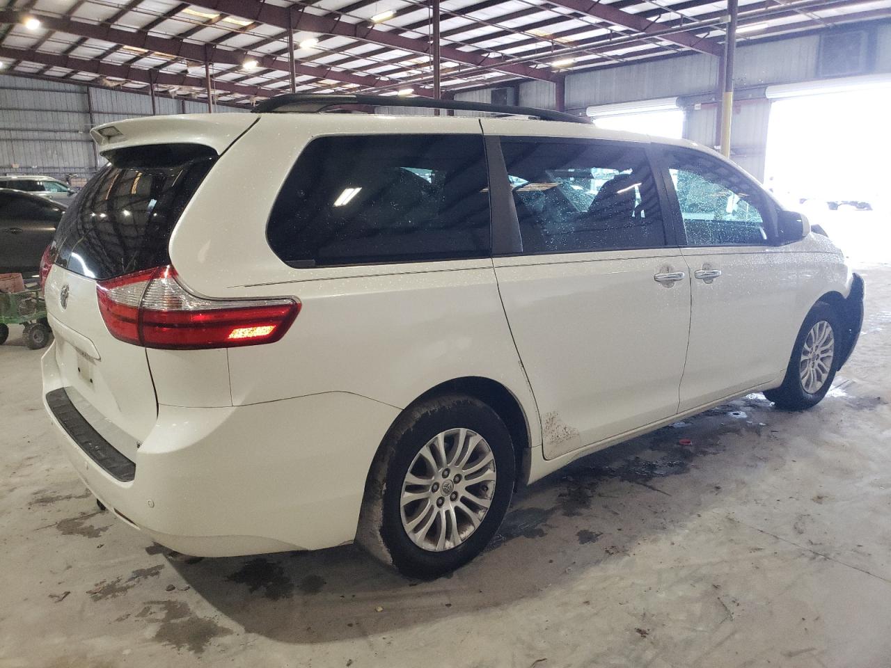 2015 Toyota Sienna VIN 5TDYK3DC9FS638076 Copart auction photo, front end damage thumbnail 3
