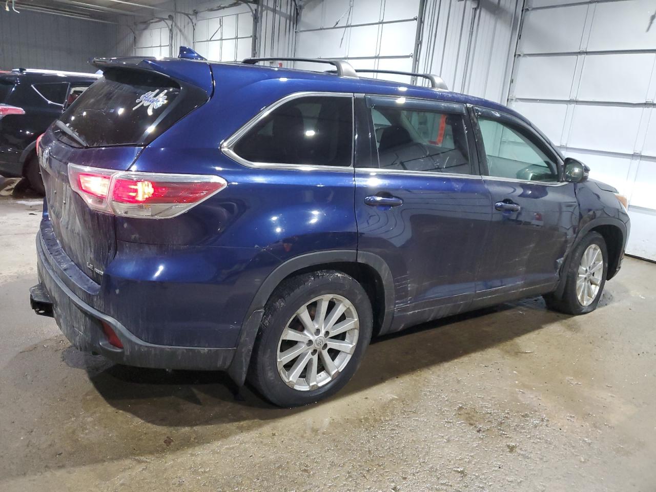 2015 Toyota Highlander VIN 5TDBKRFH2FS085451 Copart auction photo, side / front end damage thumbnail 3