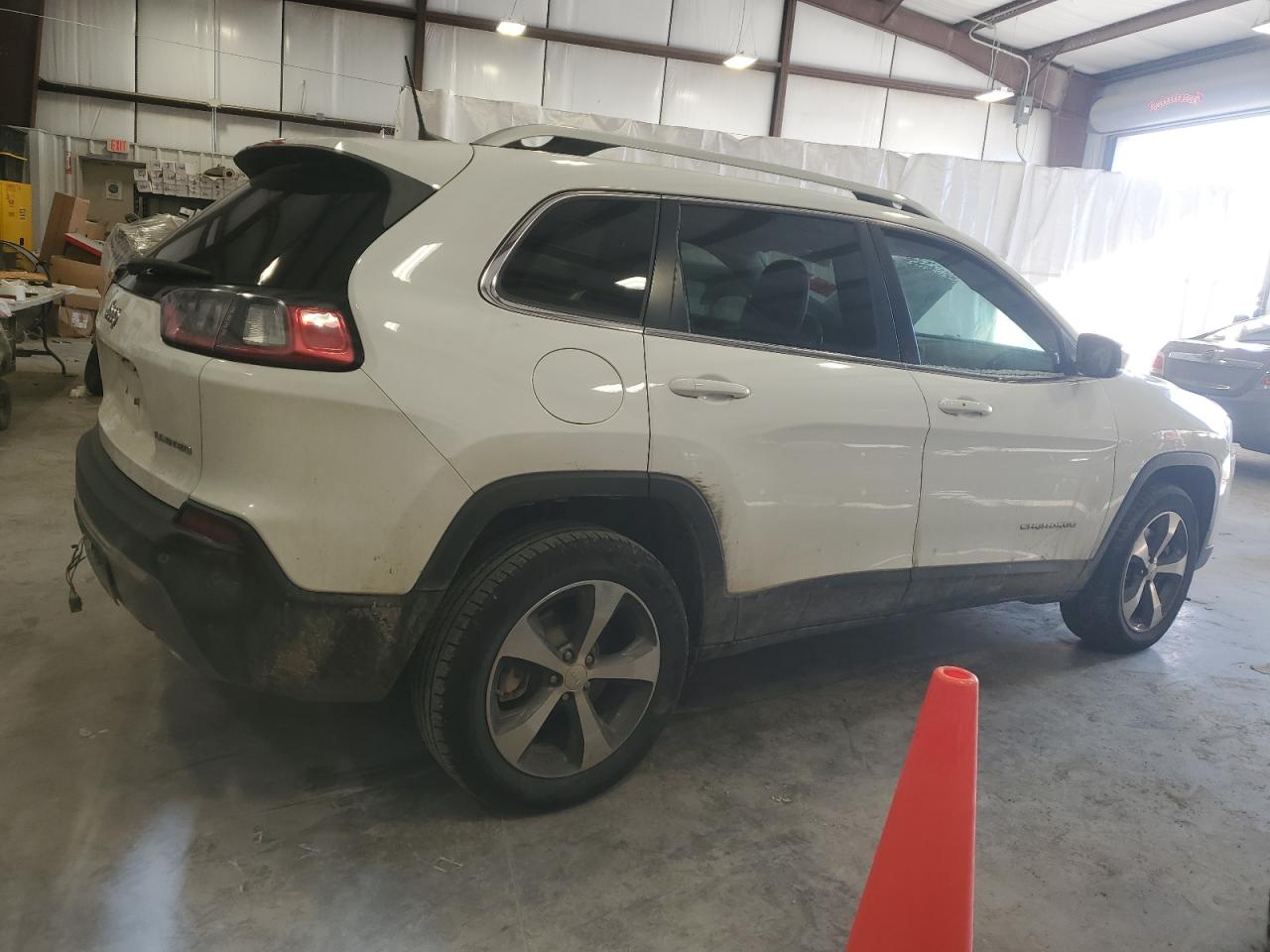 2019 Jeep Grand Cherokee VIN 1C4PJMDX5KD189072 Copart auction photo, front end / minor dent/scratches damage thumbnail 3