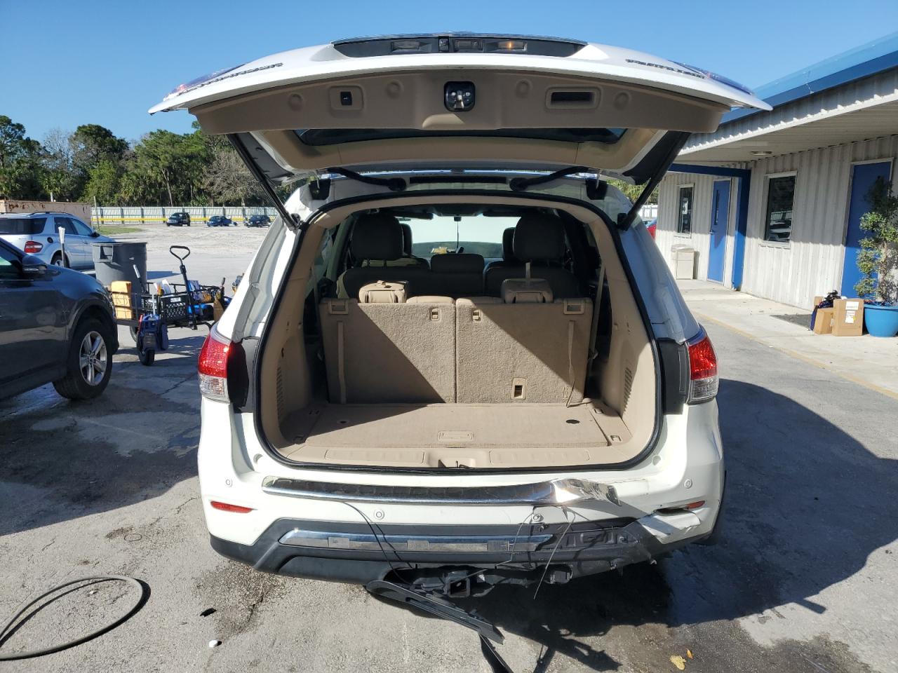 2013 Nissan Pathfinder VIN 5N1AR2MN0DC643203 Copart auction photo, rear end / minor dent/scratches damage thumbnail 6
