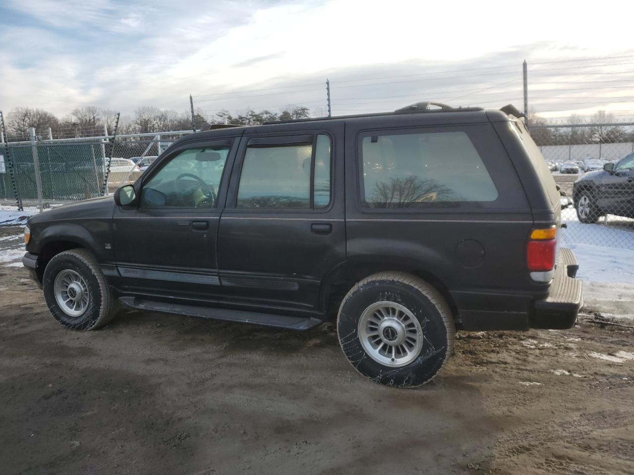 1996 Ford Explorer VIN 1FMDU35P3TZB93897 Copart auction photo, normal wear / minor dent/scratches damage thumbnail 2
