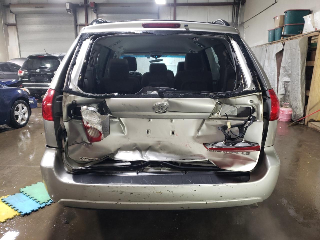 2010 Toyota Sienna VIN 5TDKK4CC5AS322566 Copart auction photo, front end / minor dent/scratches damage thumbnail 6