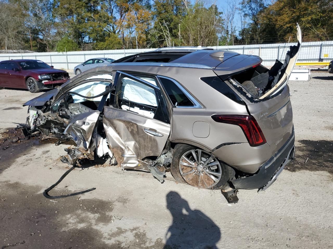 2022 Cadillac XT5 VIN 1GYKNCRS8NZ112882 Copart auction photo, all over / front end damage thumbnail 2