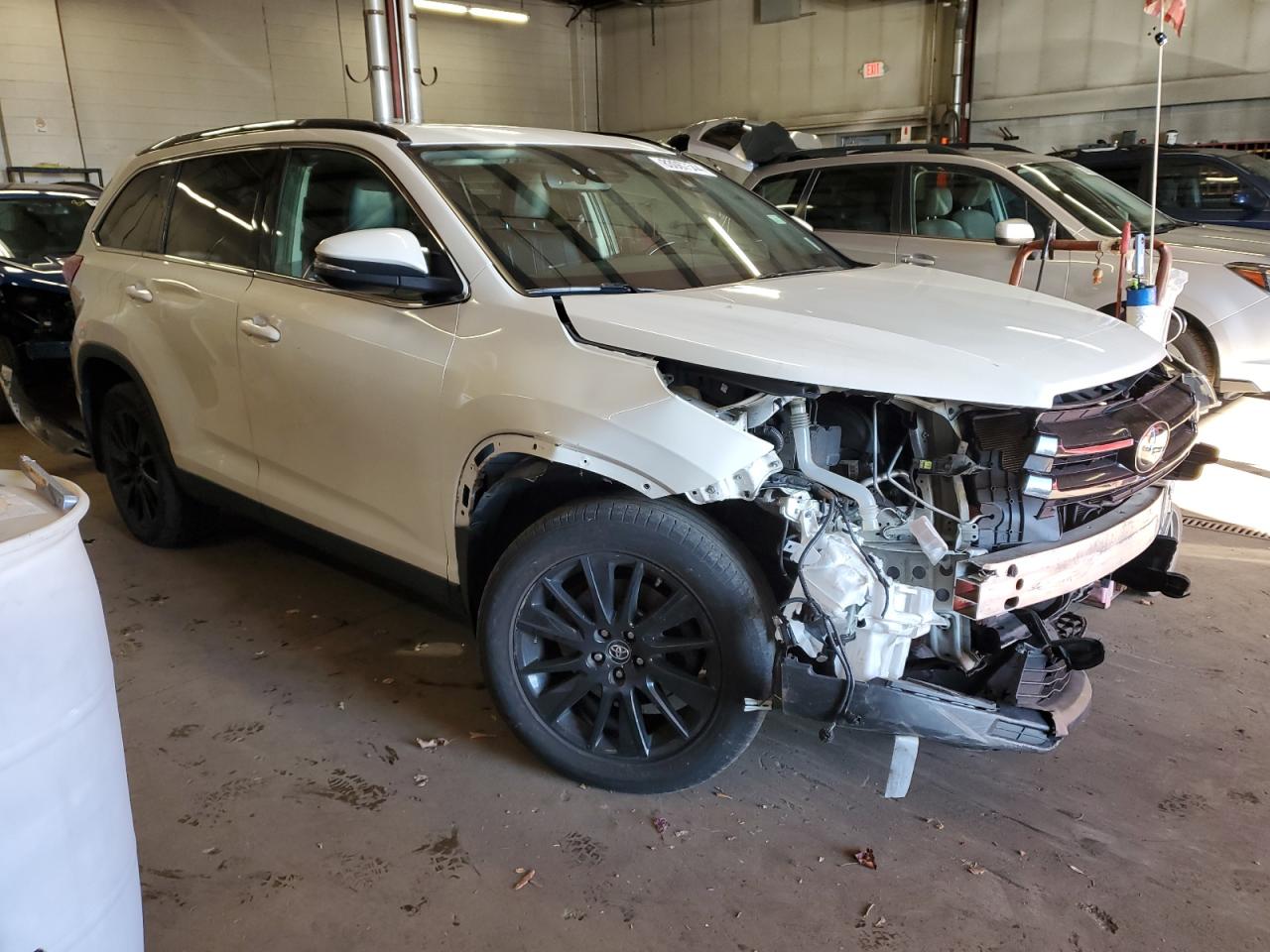 2019 Toyota Highlander VIN 5TDJZRFH7KS564286 Copart auction photo, front end / minor dent/scratches damage thumbnail 4