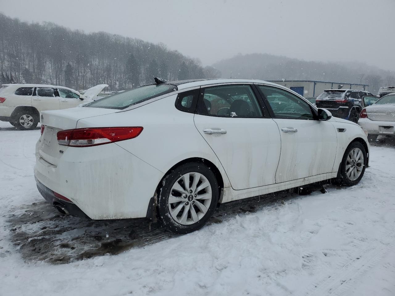 2016 KIA Optima VIN 5XXGU4L36GG077920 Copart auction photo, front end damage thumbnail 3