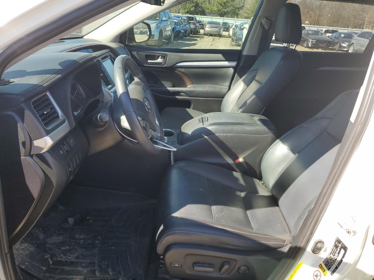 2019 Toyota Highlander VIN 5TDKZRFH2KS307623 Copart auction photo, front end / minor dent/scratches damage thumbnail 7