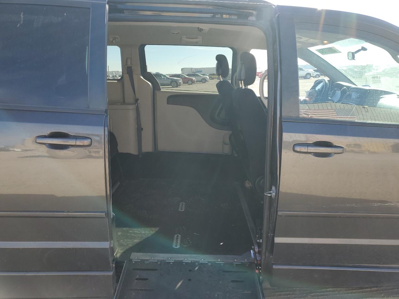 2016 Dodge Caravan VIN 2C4RDGCG7GR384792 Copart auction photo, front end / minor dent/scratches damage thumbnail 11
