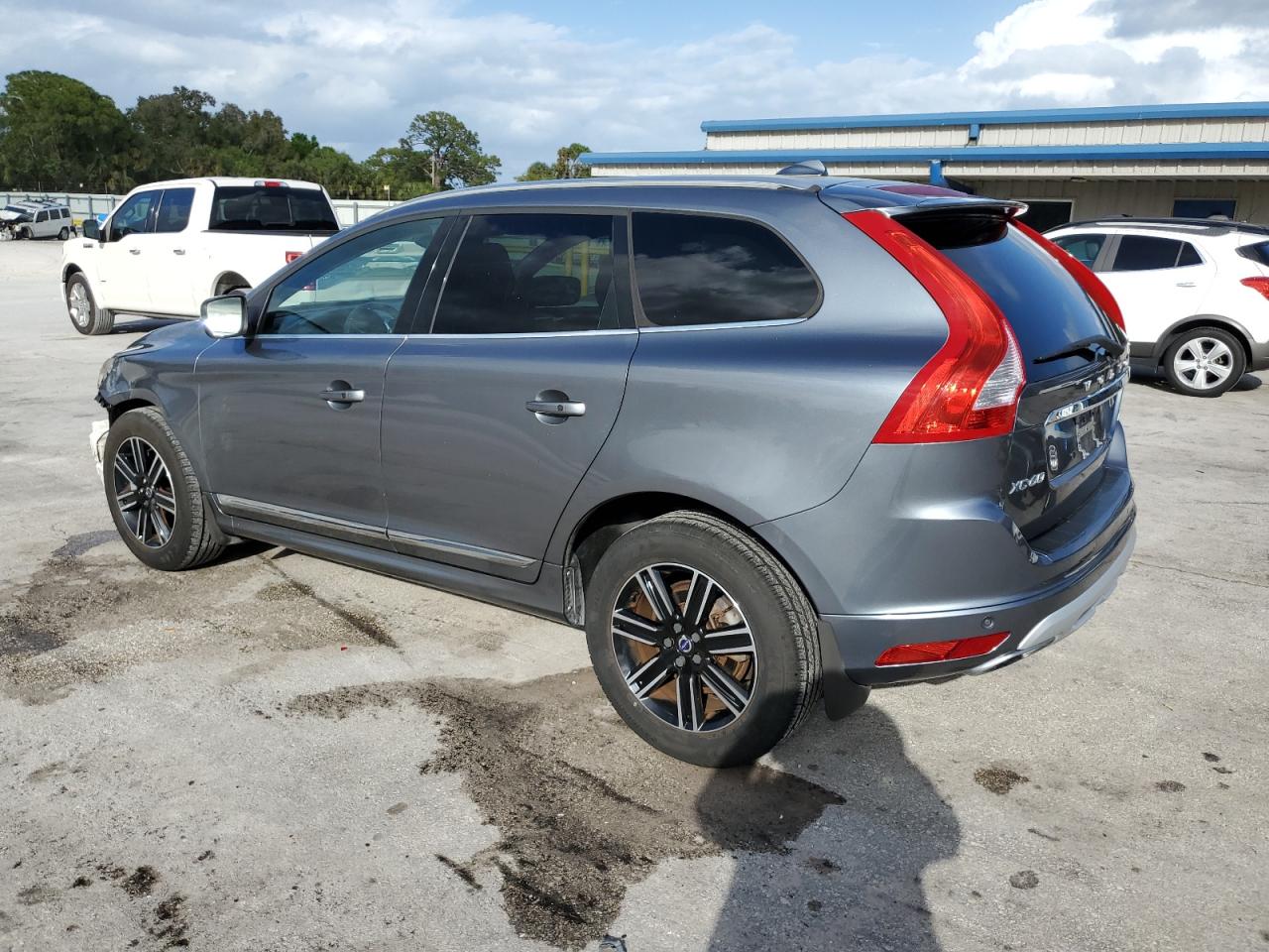 2017 Volvo XC60 VIN YV440MDR6H2064946 Copart auction photo, front end / minor dent/scratches damage thumbnail 2