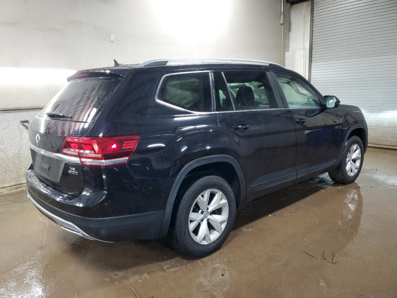 2018 Volkswagen Atlas VIN 1V2LR2CA2JC535493 Copart auction photo, side / rear end damage thumbnail 3