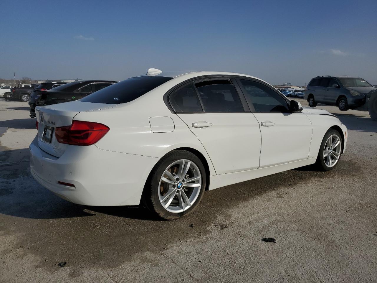 2018 BMW 3er VIN WBA8E1G56JNU90845 Copart auction photo, front end / minor dent/scratches damage thumbnail 3