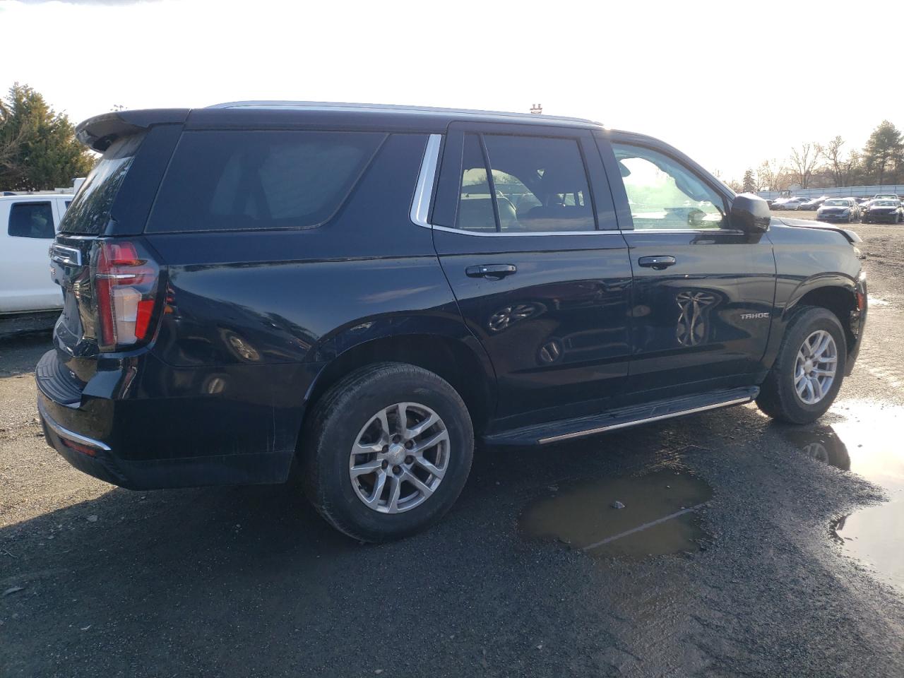 2021 Chevrolet Tahoe VIN 1GNSKNKD2MR362677 Copart auction photo, front end / minor dent/scratches damage thumbnail 3