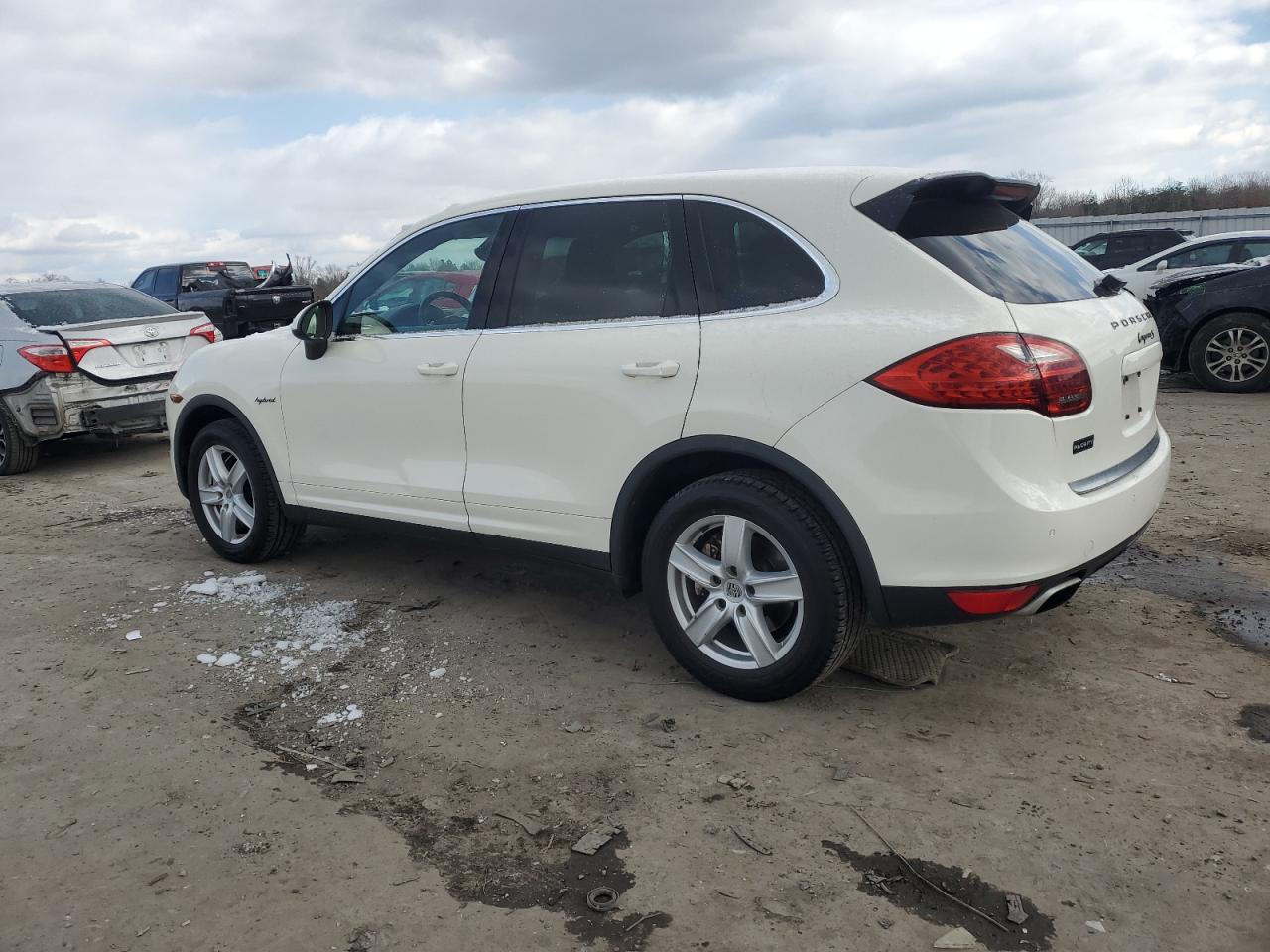 2011 Porsche Cayenne VIN WP1AE2A25BLA94328 Copart auction photo, normal wear / minor dent/scratches damage thumbnail 2