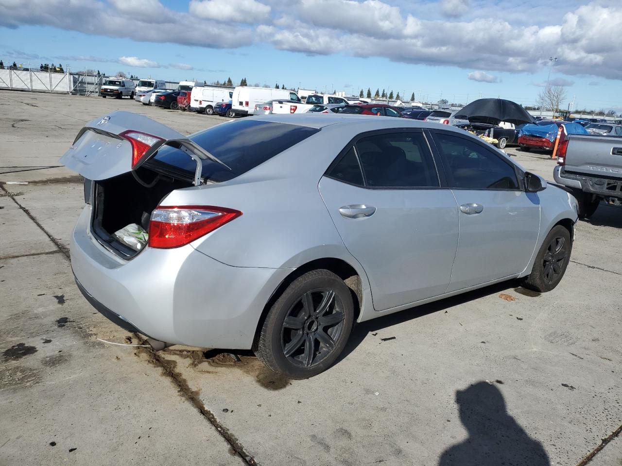 2015 Toyota Corolla VIN 5YFBURHE4FP347069 Copart auction photo, front end / rear end damage thumbnail 3