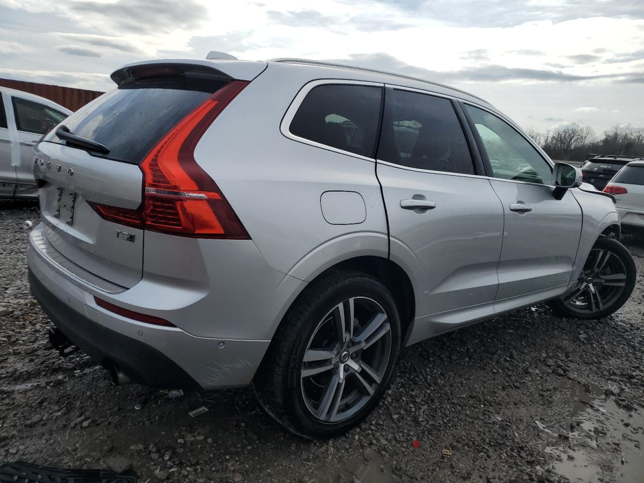 2019 Volvo XC60 VIN LYV102RK5KB214797 Copart auction photo, front end / minor dent/scratches damage thumbnail 3