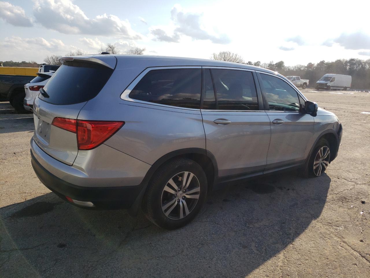2017 Honda Pilot VIN 5FNYF5H5XHB022356 Copart auction photo, side / front end damage thumbnail 3