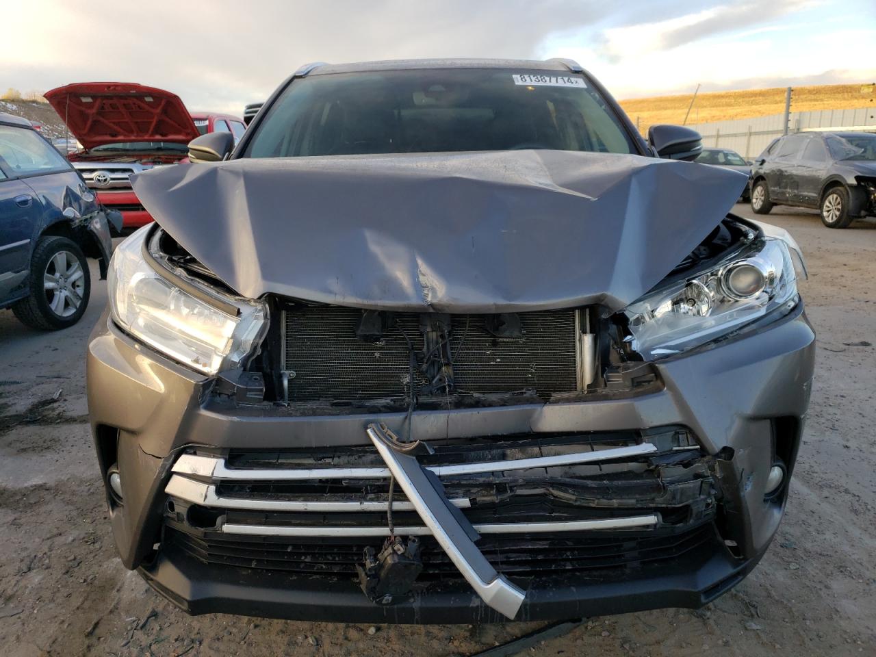 2018 Toyota Highlander VIN 5TDJZRFH7JS559362 Copart auction photo, front end / minor dent/scratches damage thumbnail 5