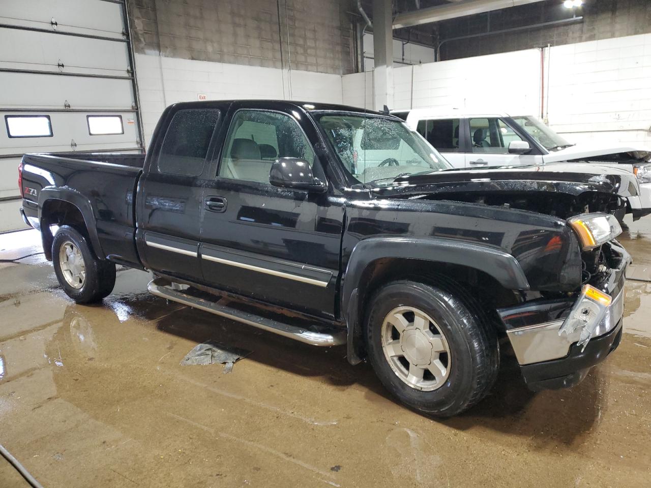 2006 Chevrolet Silverado VIN 2GCEK19B361320100 Copart auction photo, front end / side damage thumbnail 4