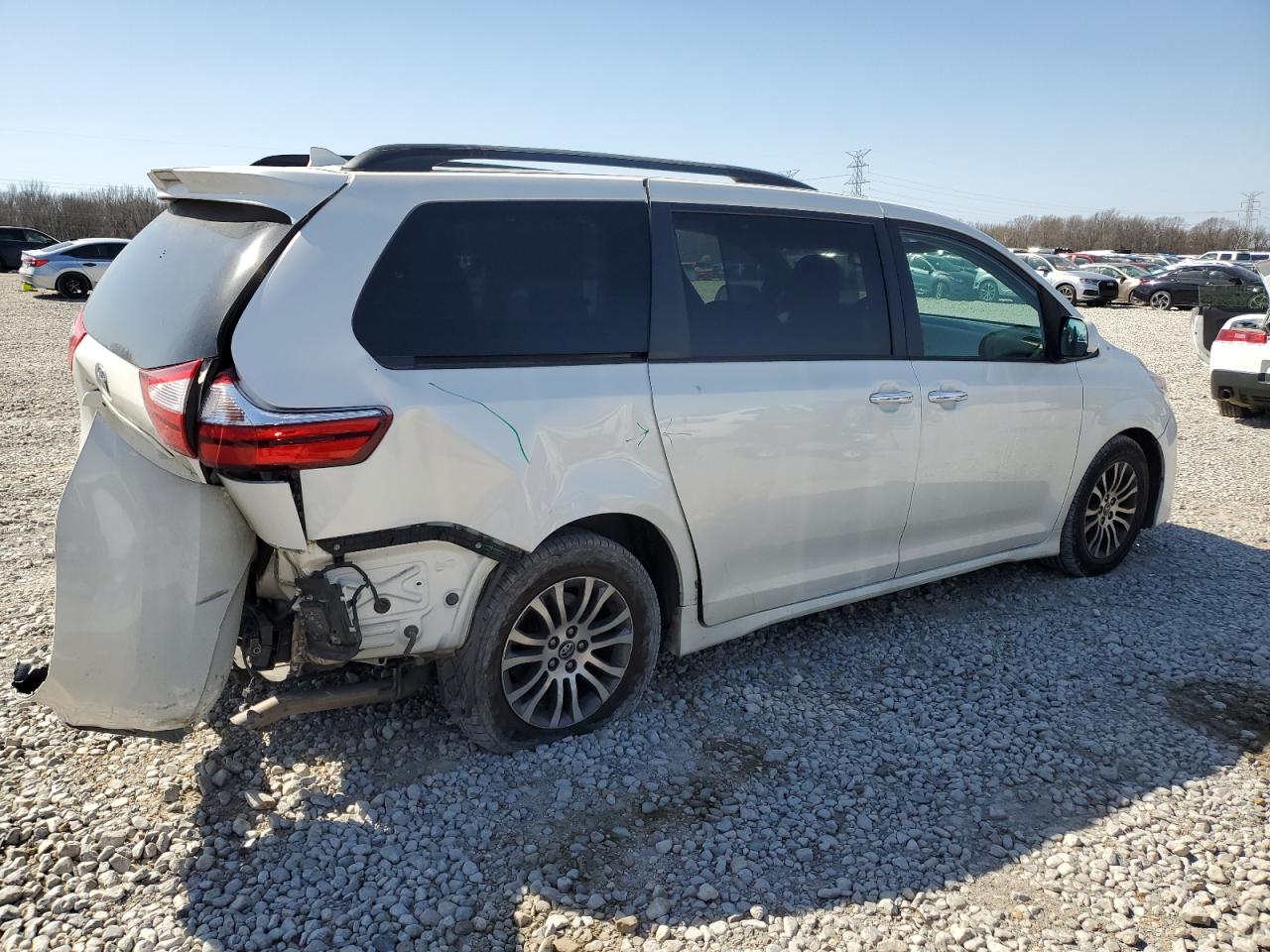 2019 Toyota Sienna VIN 5TDYZ3DC6KS983720 Copart auction photo, rear end / minor dent/scratches damage thumbnail 3