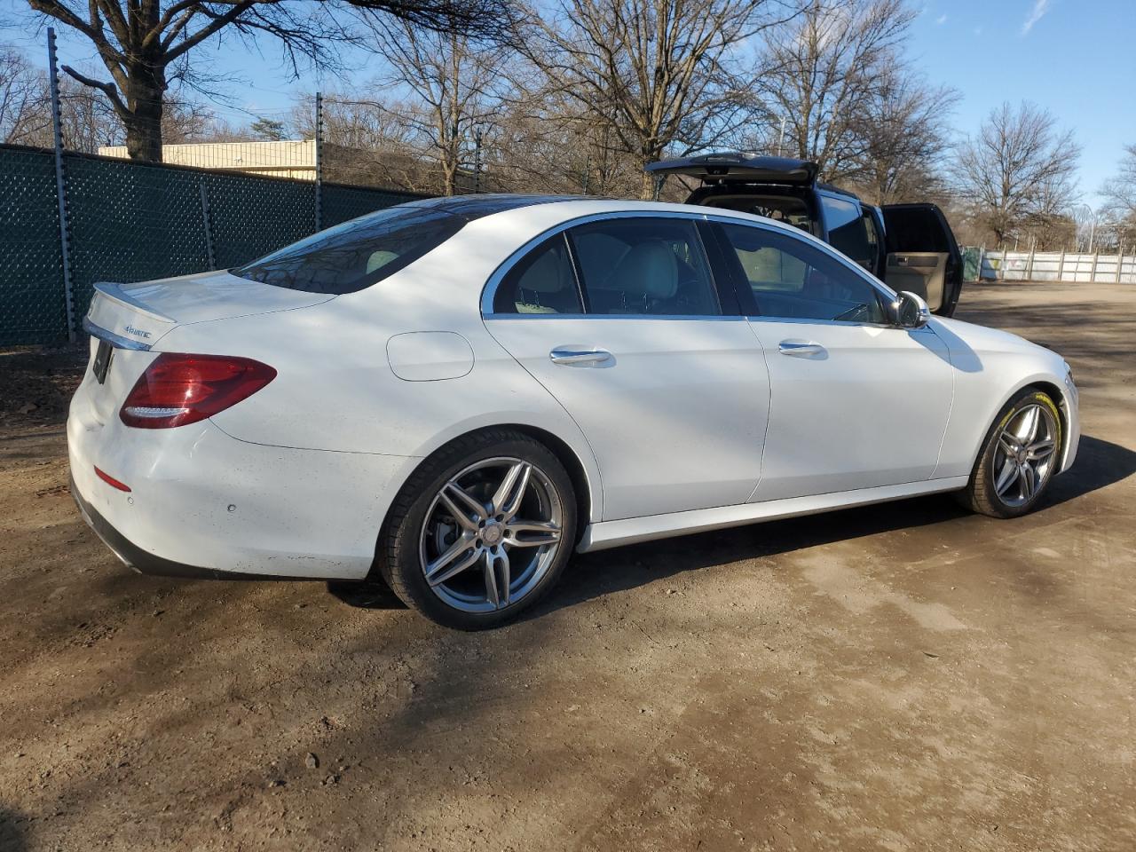 2017 Mercedes-Benz E-klasse VIN WDDZF4KB2HA190441 Copart auction photo, all over / minor dent/scratches damage thumbnail 3