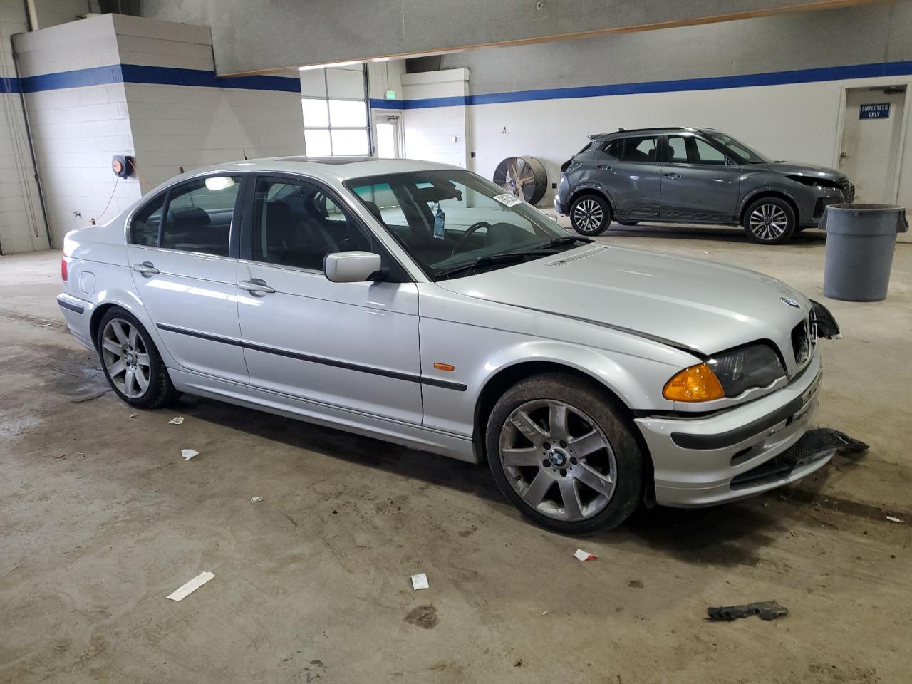 1999 BMW 3er VIN WBAAM5335XFR06466 Copart auction photo, front end / undercarriage damage thumbnail 4