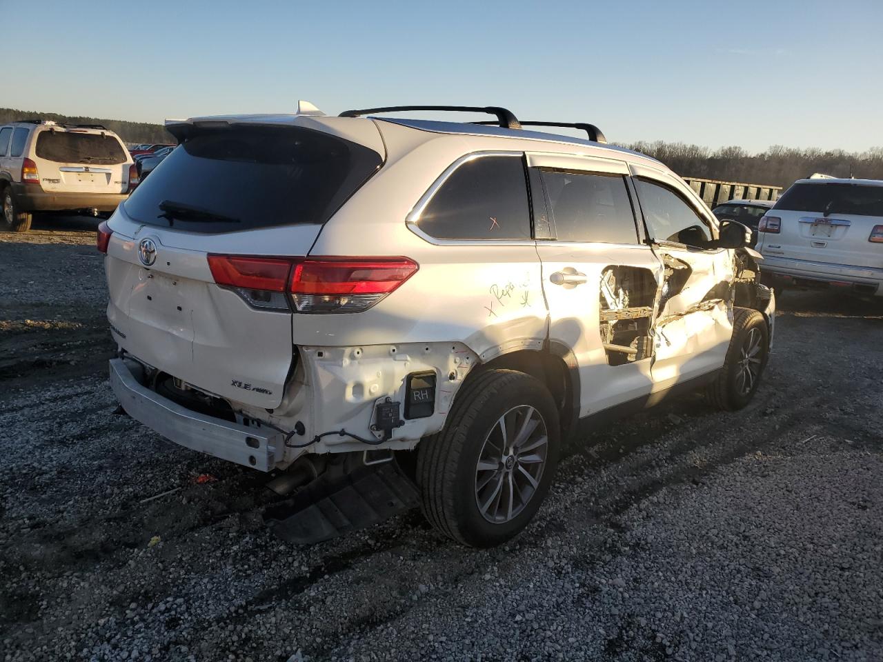 2019 Toyota Highlander VIN 5TDJZRFH7KS595960 Copart auction photo, side damage thumbnail 3