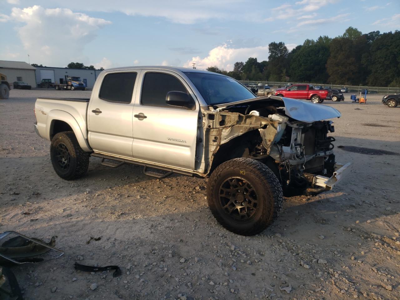2011 Toyota Tacoma VIN 5TFLU4EN5BX012264 Copart auction photo, front end / side damage thumbnail 4