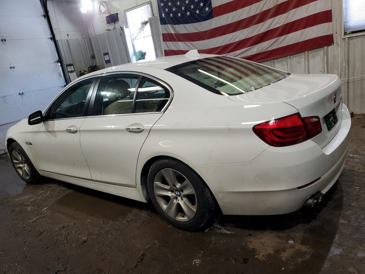 2013 BMW 5er VIN WBAXH5C54DDW14007 Copart auction photo, undercarriage / minor dent/scratches damage thumbnail 2