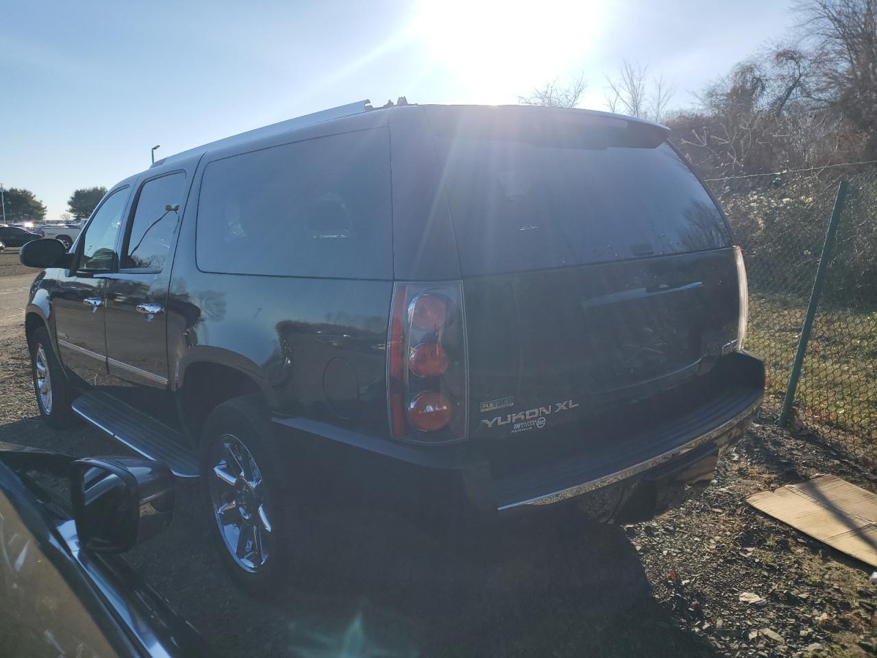 2011 GMC Yukon VIN 1GKS2MEF6BR190333 Copart auction photo, minor dent/scratches damage thumbnail 2