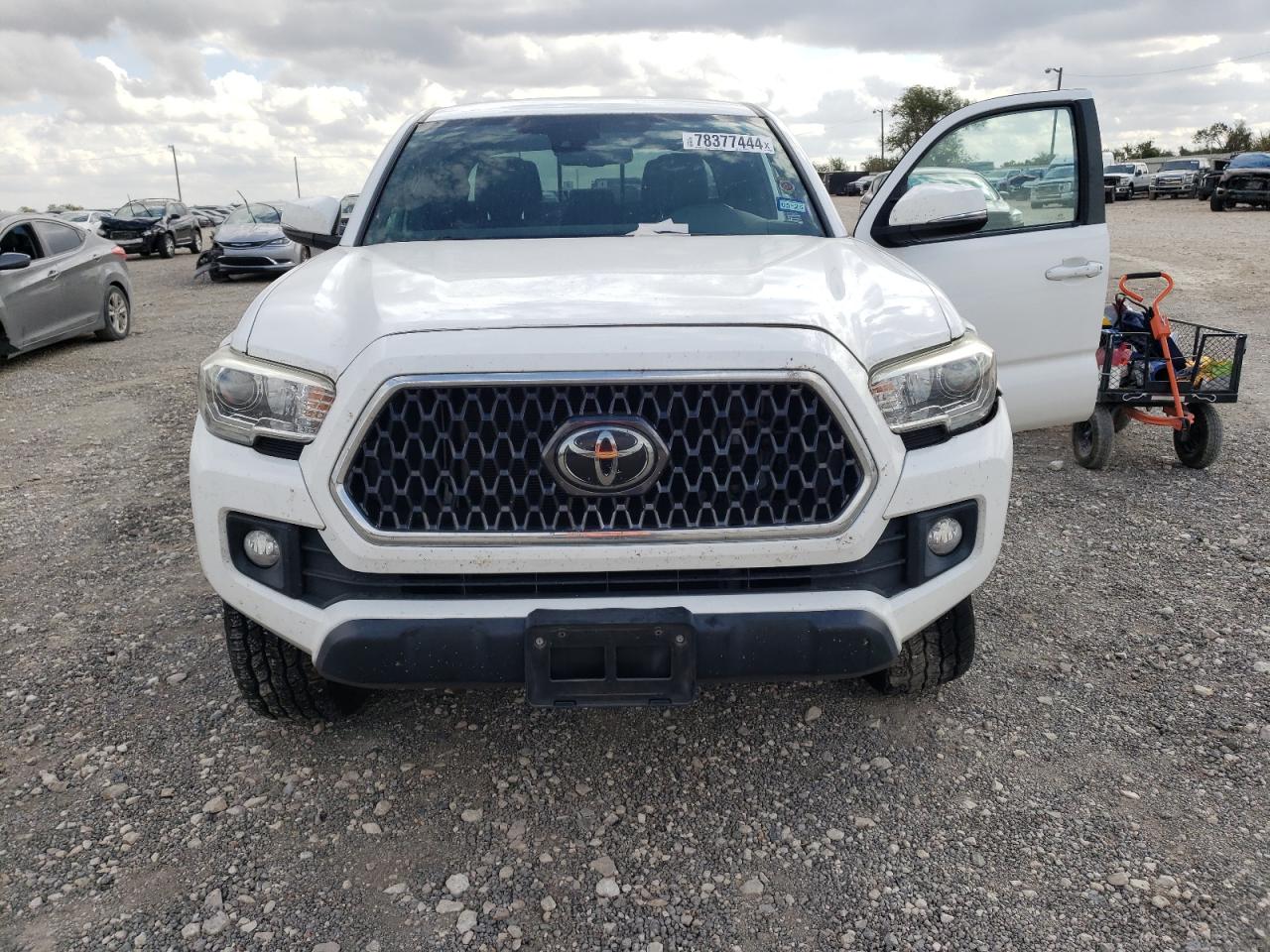 2018 Toyota Tacoma VIN 3TMCZ5AN8JM149278 Copart auction photo, side damage thumbnail 5