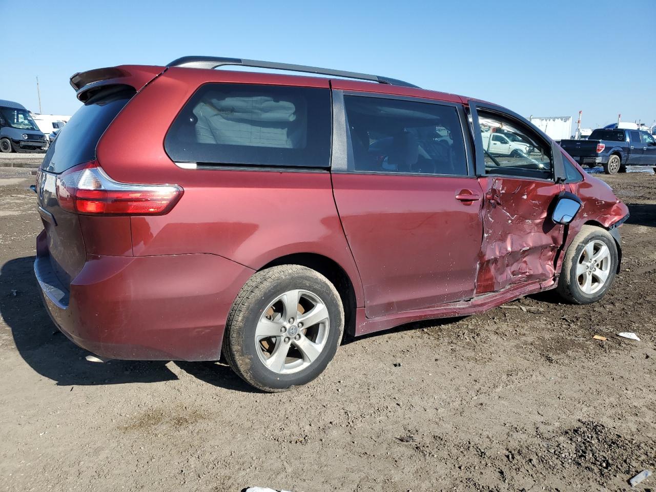 2018 Toyota Sienna VIN 5TDKZ3DCXJS905266 Copart auction photo, front end / side damage thumbnail 3