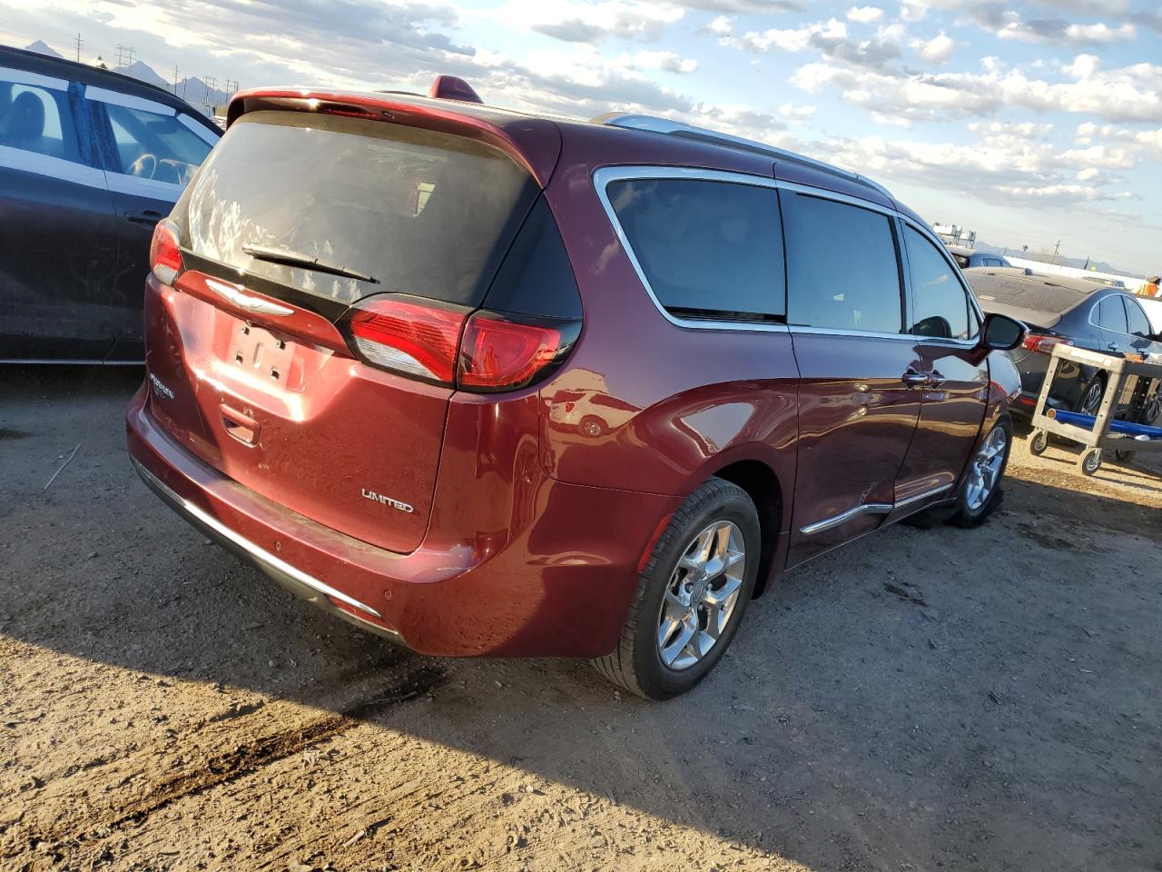 2017 Chrysler Pacifica VIN 2C4RC1GG2HR512948 Copart auction photo, front end / frame damage damage thumbnail 3