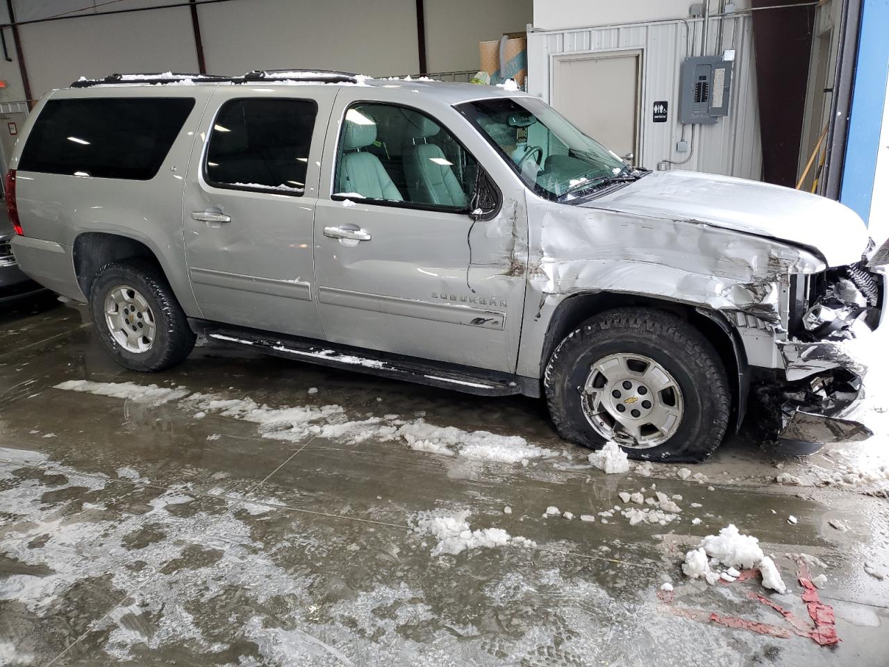 2013 Chevrolet Suburban VIN 1GNSKJE75DR169616 Copart auction photo, side / front end damage thumbnail 4