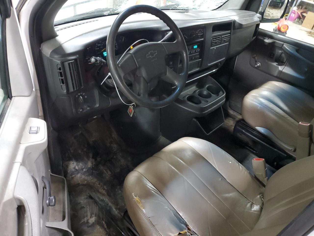 2005 Chevrolet Express VIN 1GCGG25V851121970 Copart auction photo, front end / side damage thumbnail 8