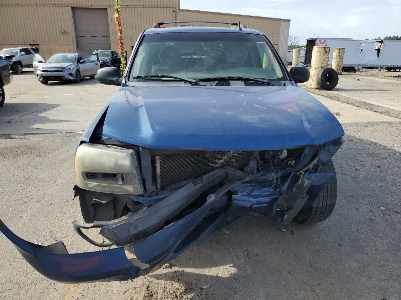 2005 Chevrolet TrailBlazer VIN 1GNDS13S452267546 Copart auction photo, front end damage thumbnail 5