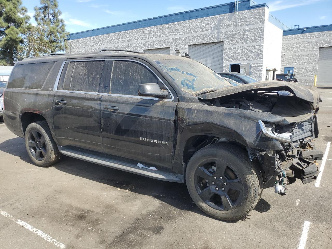 2018 Chevrolet Suburban VIN 1GNSCHKC9JR182615 Copart auction photo, front end / side damage thumbnail 4