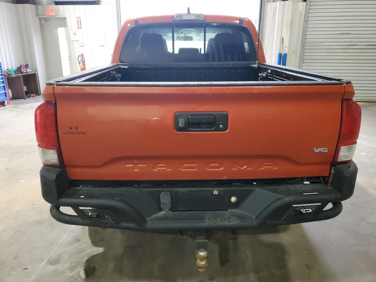 2017 Toyota Tacoma VIN 5TFCZ5AN0HX092434 Copart auction photo, front end / minor dent/scratches damage thumbnail 6