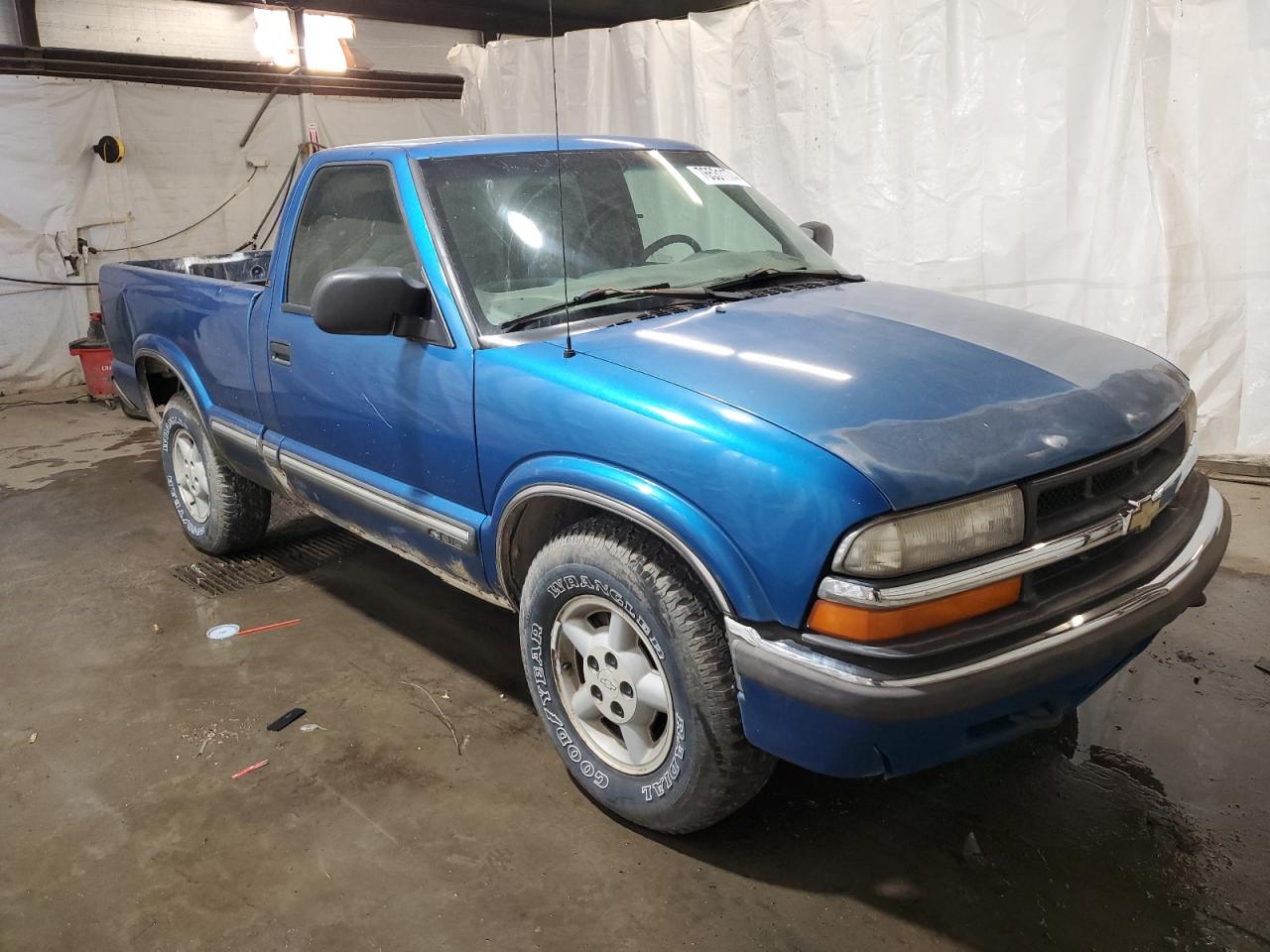 2000 Chevrolet S-10 Pickup VIN 1GCDT14W6YK185636 Copart auction photo, rear end / minor dent/scratches damage thumbnail 4