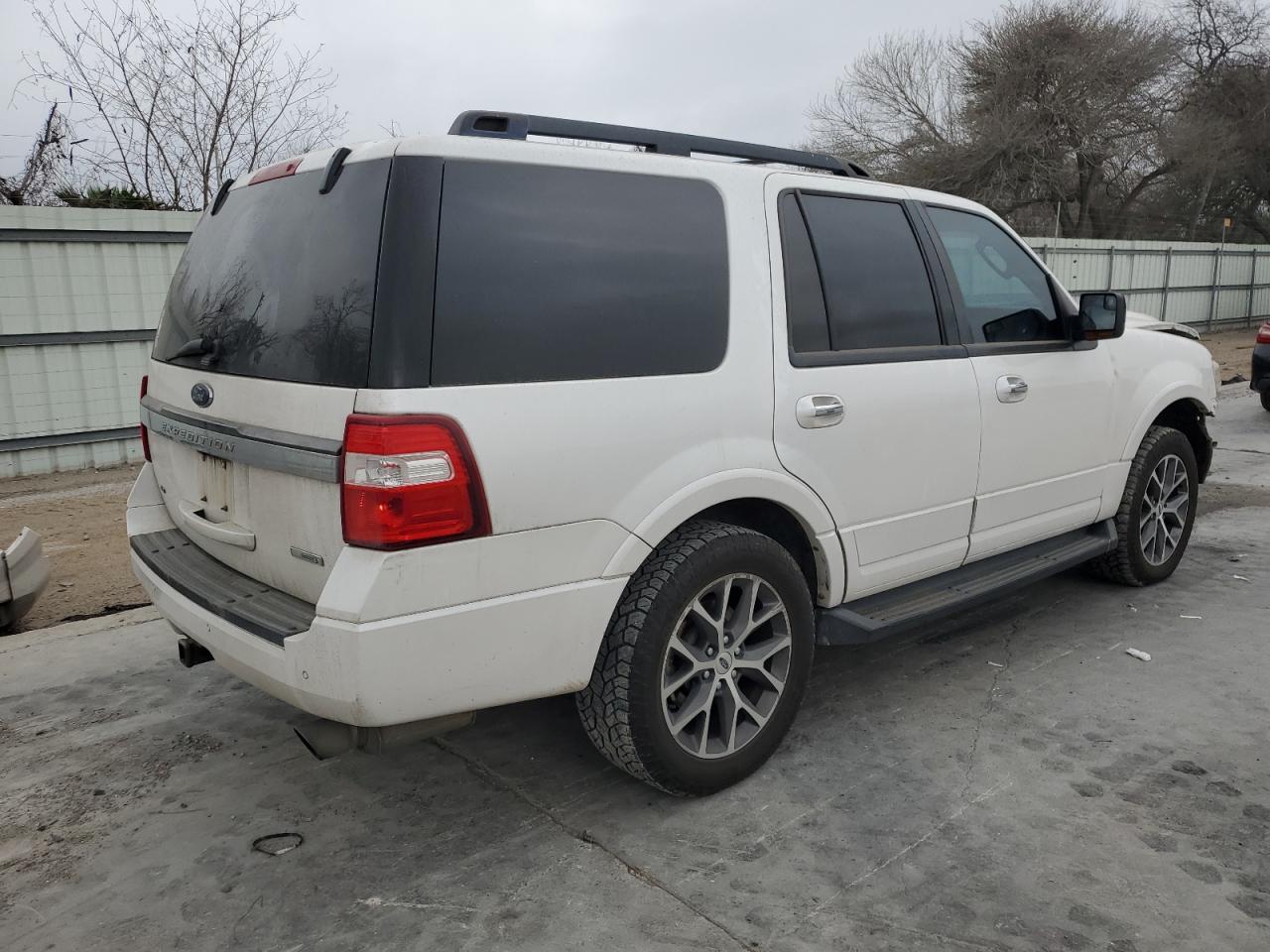 2017 Ford Expedition VIN 1FMJU1HT3HEA82474 Copart auction photo, front end / minor dent/scratches damage thumbnail 3
